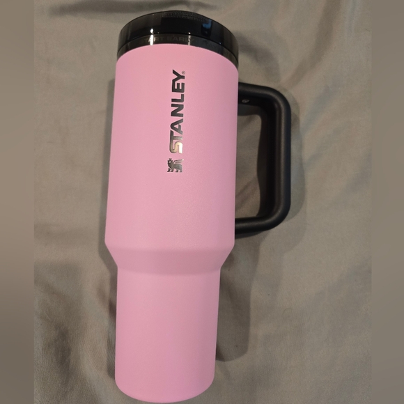 Stanley x Messi Quencher ProTour Flip Straw 40 oz Tumbler NWOB Black & Pink - Picture 1 of 9